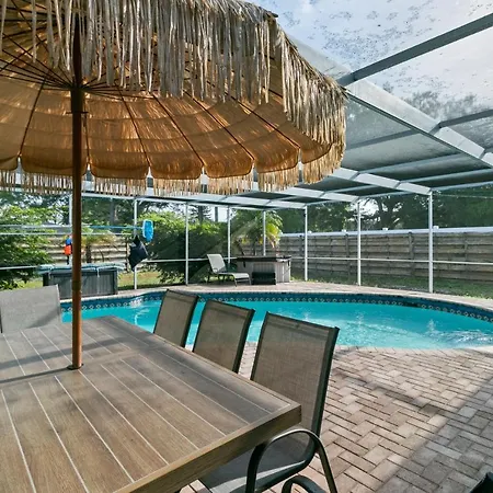 Spacious Modern House. Private Heated Pool And Spa